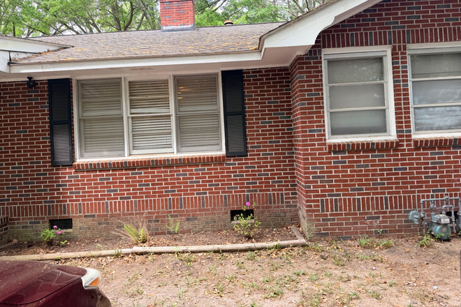 - Spacious WA 2/1 close to everything