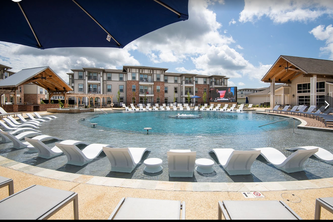pool view - Archive Oxford sublease Apartments
