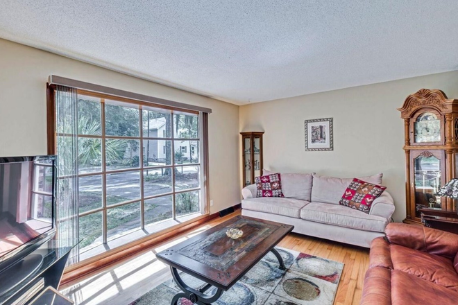 Dining room - 3 bed, 2 bath, 10 min to MUSC, walk to small beach, screened porch, fireplace, deck, hardwoods