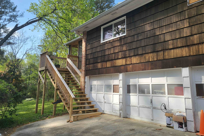 Carriage house in backyard - 2 Bedroom 1 Bathroom Apartment in a Private House on Emory Road Walking Distance To Emory Campus