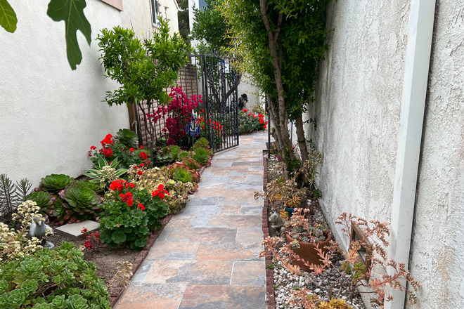Entryway - Private Room for Rent