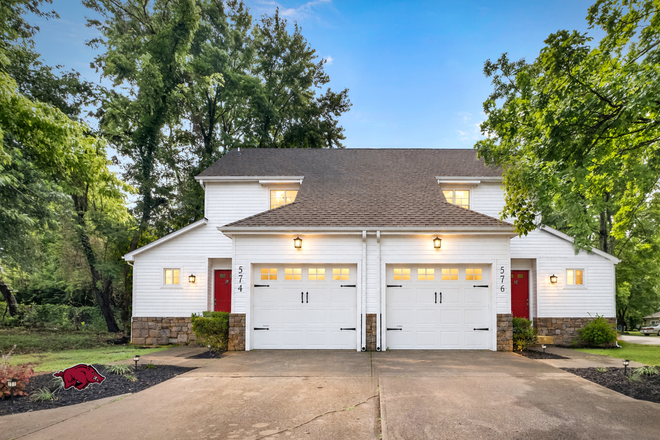 Home exterior - 2 Bed / 2 Bath - WALK to Campus - Garage + yard