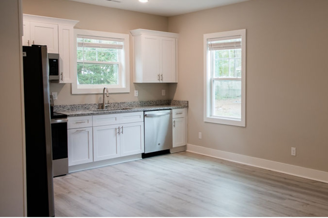 Kitchen - 225 Rose Ave. Walk to Campus- 3BR 2Bath House