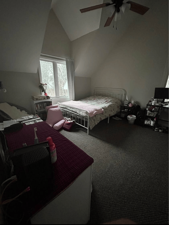 Bedroom - Private Room and Bathroom with PARKING SPOT, 10 minute walk from campus