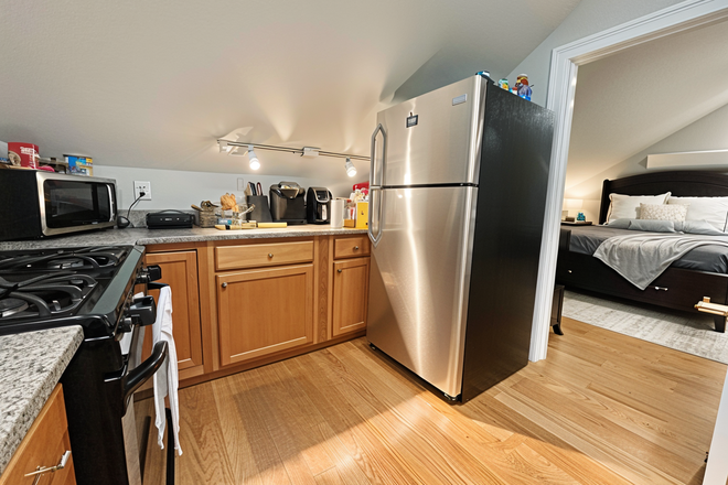kitchen - *NO BROKERS FEE!* Renovated Studio/1 Bath w/ parking! Flexible move-in date! Apartments