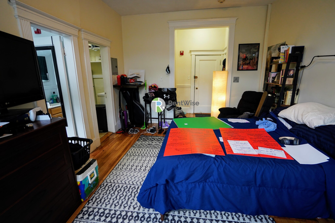 1 - SEPT 2026-Huge Comm Ave Studio w/ H/HW inc. NO FEE!