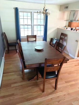 Dining Room - Cozy 1 Bedroom in a 4 Bedroom House