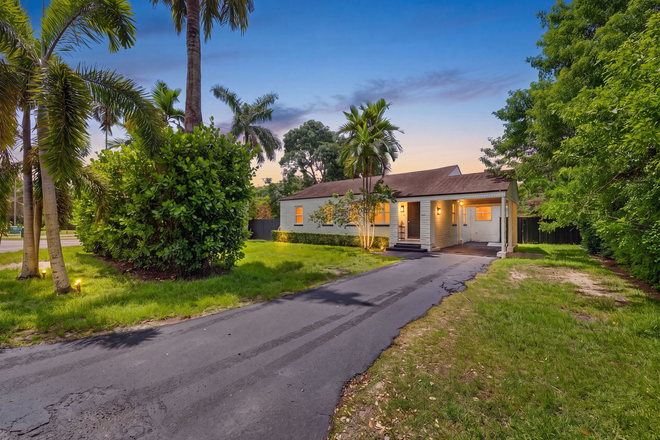 Front of House - Charming Single-Family Close to Campus