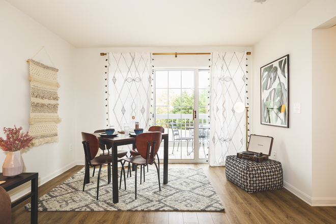 Living room/lounge area - *LEASE TAKEOVER* Sunchase at JMU Apartments (Close to campus/Bathroom in room with no outside acess)