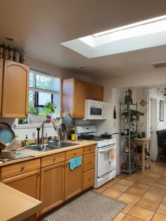 Kitchen area - U of A 5bed/2bath Duplex .4 miles walking distance