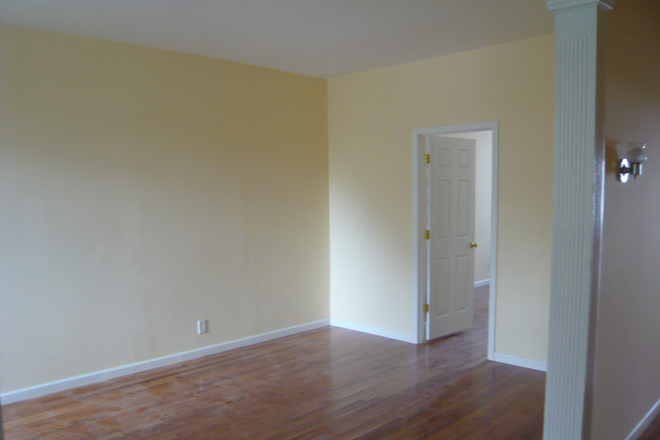Living room - 5 BR, 2 BA Row House, close to campus