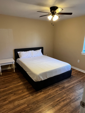 the bedroom that is available for rent. has a walk in closet - Cascade Pointe