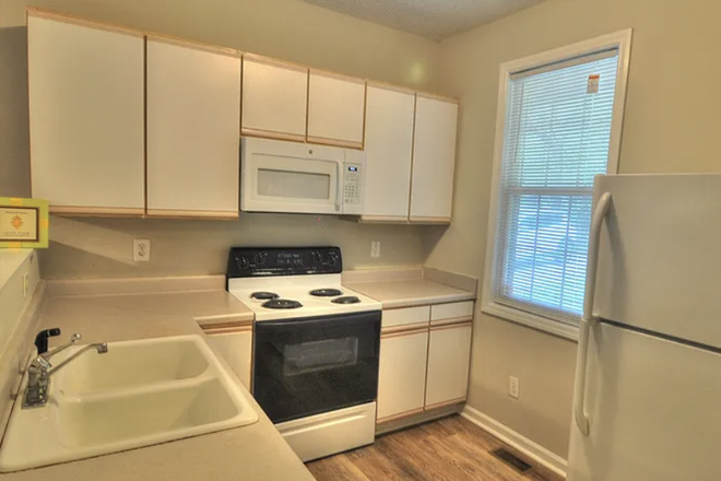 kitchen - townhouse close to campus