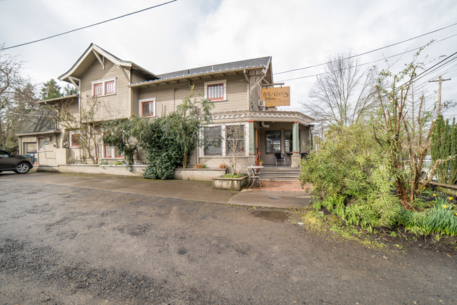 outside of building - Studio above Beppe’s