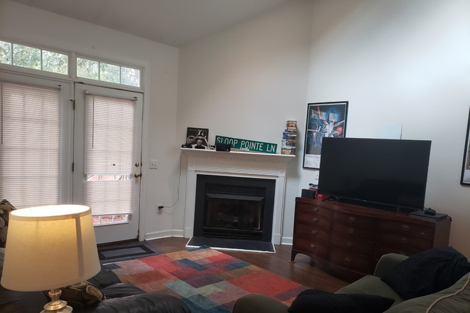 living room - 1 room available in nice 3br, 2 bath, Carleton Place Townhome. 300 ft from UNCW. Avail June