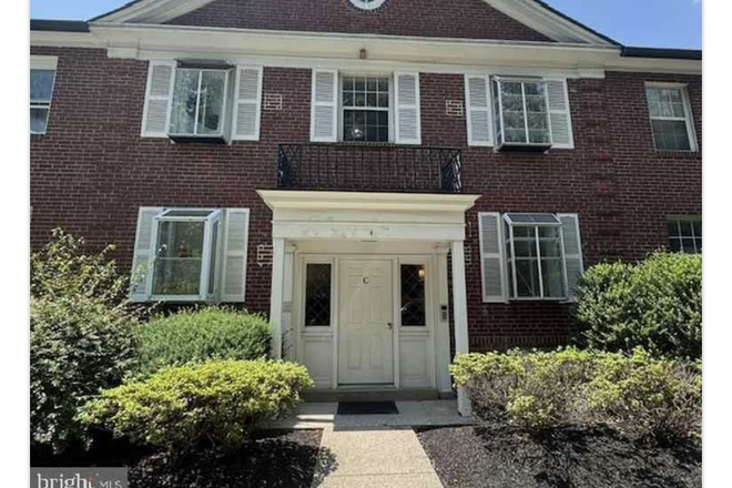 Outdoor Front - Mayflower Square Apartments