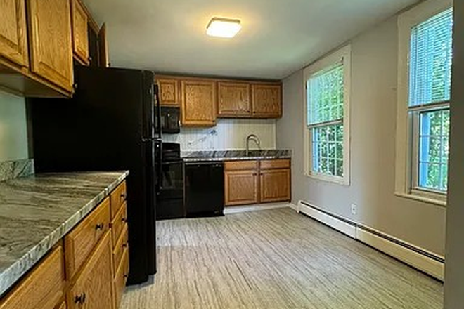 Kitchen - Spacious 4 Bedroom Apartment in a Beautiful Historic Home