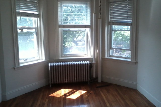 Hub Realty - Huge front one bedroom split, in Fenway