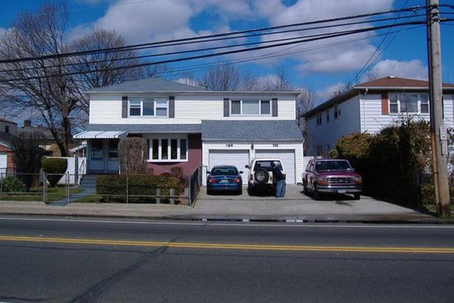 front st - 1 room for rent for a female in a 4 bed room house 3 block from Hofstra campus