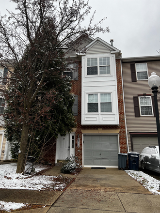 EXTERIOR VIEW - Beautiful Townhome in Greenbelt