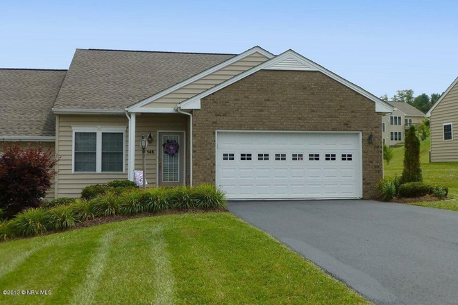 - 2 Bedroom 2 Bath Townhouse