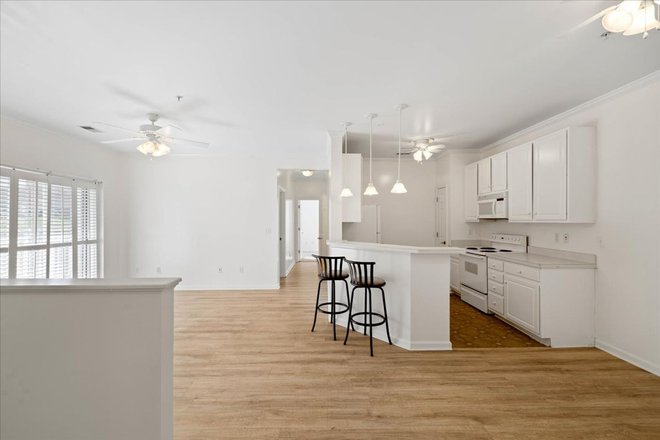 - Spacious Condo in Knollwood – Pool, Gym and Clubhouse Access!