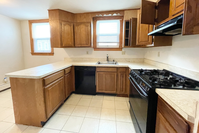 kitchen - Spacious 4 Bed | Laundry in Unit | Walk to Orange and Green Lines!
