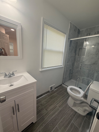 Bathroom - 5 minutes walk to campus - Beautiful just renovated luxury one bedroom