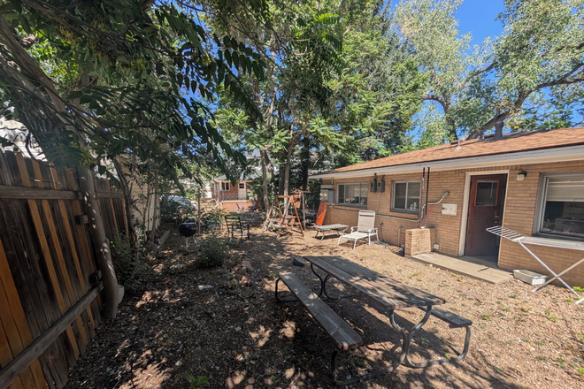 Backyard - Avaliable now! Private Room on the Hill!