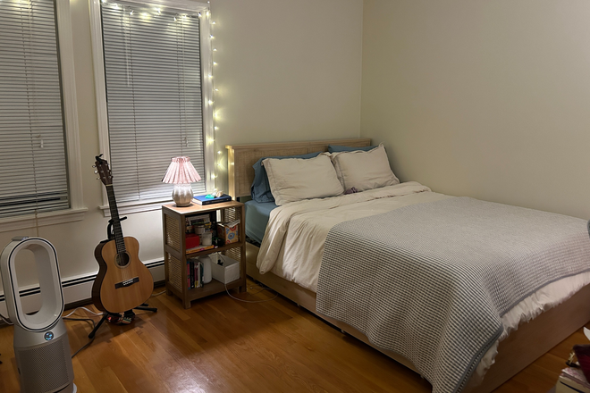 queen bed with storage - Spring Sublet -- Cozy, spacious room in convenient location