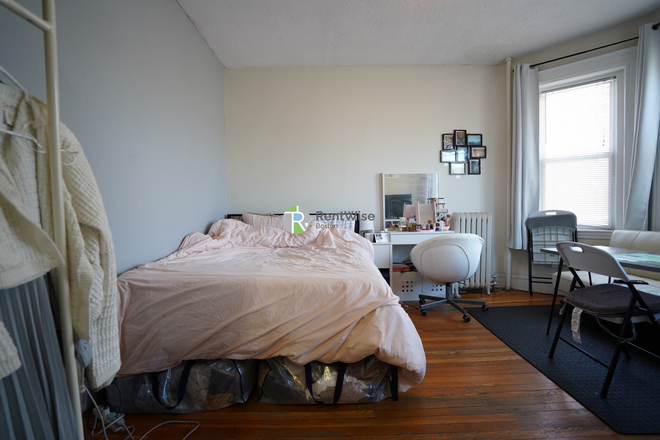 1 - FEB 2026-Sweet Brighton studio, H/HW inc. NO BROKER FEE!