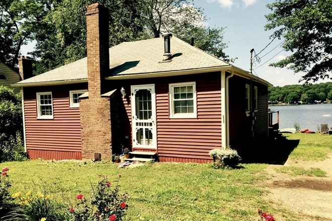 - 2BR Cottage directly on Lake Chaffee