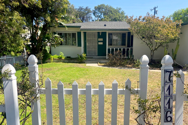 Front view - 3 + 2 house. 20 steps from Otis!
