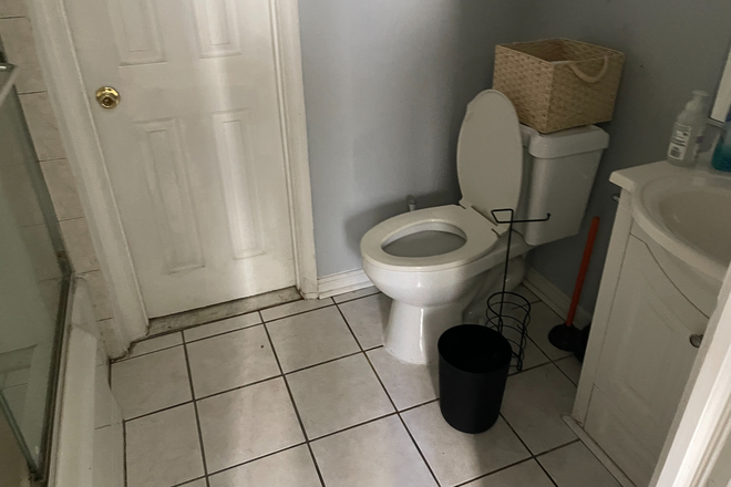 bathroom - Room with own bathroom for rent House