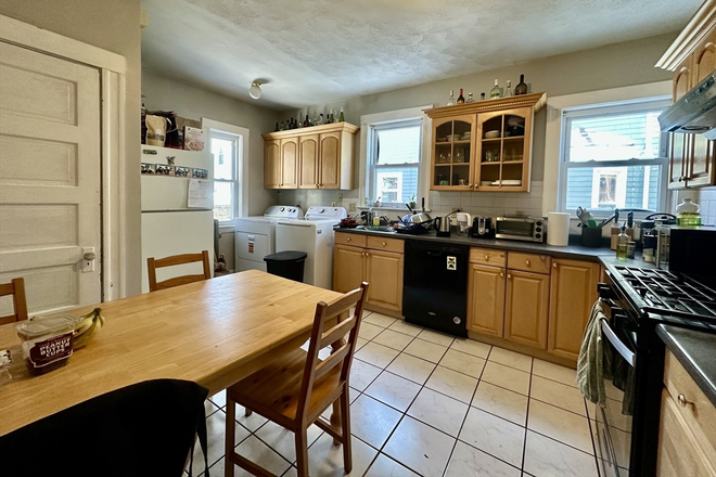 Kitchen - Gorgeous 4 Bed / 1 Bath - Available 6/1/26!!