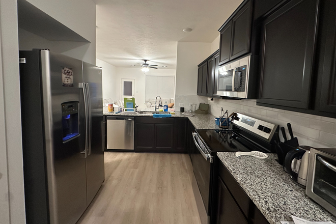 Kitchen - Newly Built FoxWood House Close To Campus