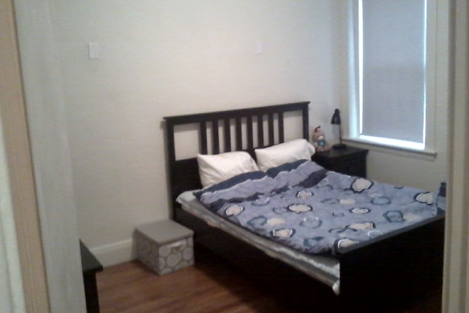 hubrealtyproperties.com - Light and bright, front facing corner unit 2 bedroom, with newly updated kitchen