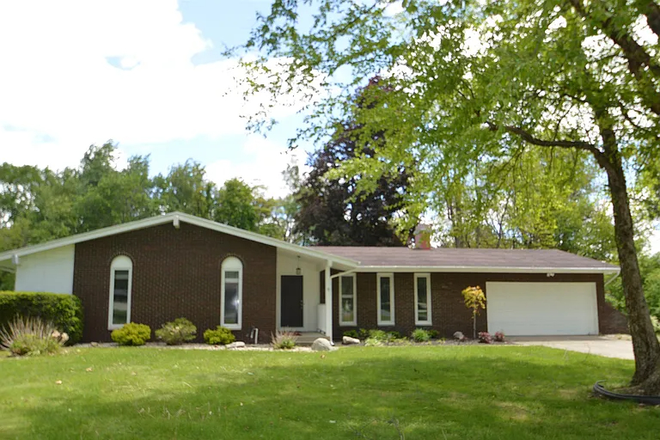 Outside Street View - 53120 Fox Ct - Furnished Grad Student House in Quiet Neighborhood close to Campus