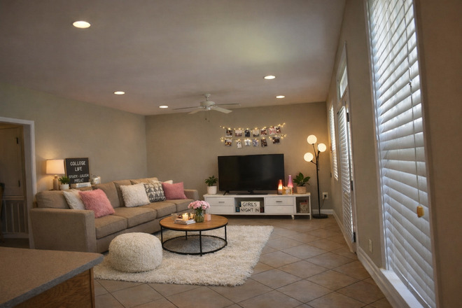 Living Room - Duplex Close to Campus