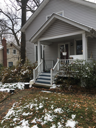 This is the place! Sometimes it snows. - Pleasant cozy suite with private entrance and off street parking House