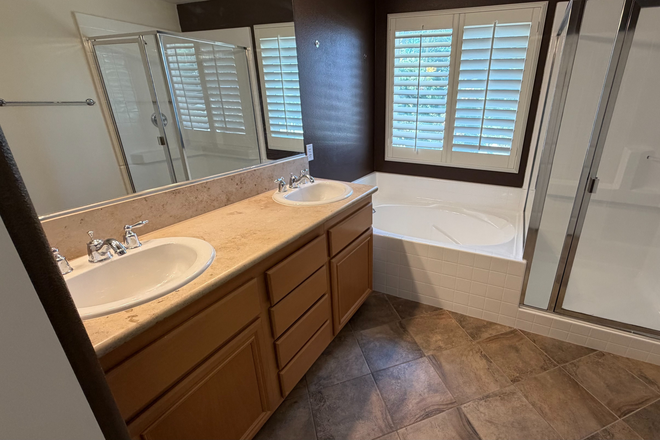 primary room bathroom double sink soaking tub & standing shower - REDINGTON 5 BEDROOM 3 BATHROOM Modern home with Balcony- Walk/Bike/Scooter to Campus!