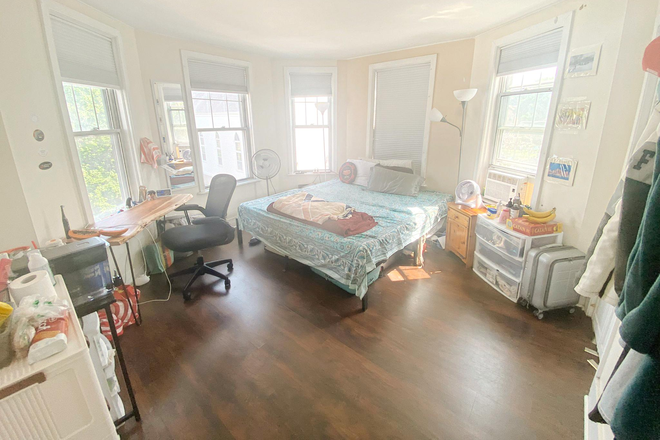 1 - For Rent: 5‑Bedroom / 2‑Bath, Top‑Floor Apartment in Mission Hill