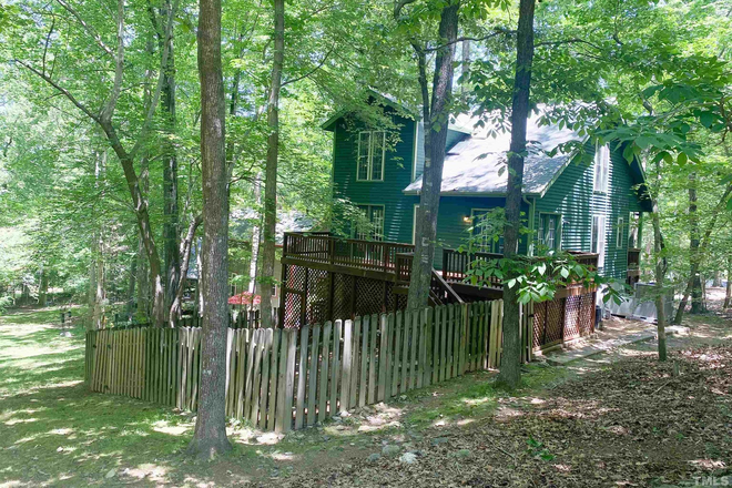 Back - Forested nbhd, private entrance - your own room, ofc, bathrm - dog-walking for lower rent House