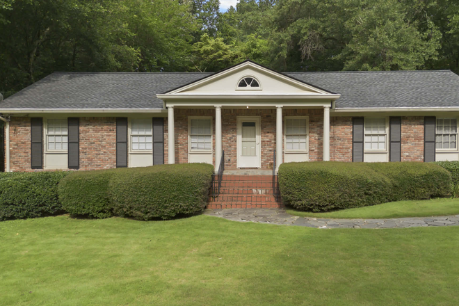 Front of home - Huge Quiet Emory 1br w/office, large living room, full kitchen & W/D All Utilities Included