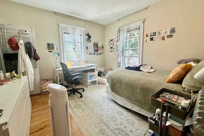 Bedroom - Spring 2026 Sublet Super Close to Campus Duplex