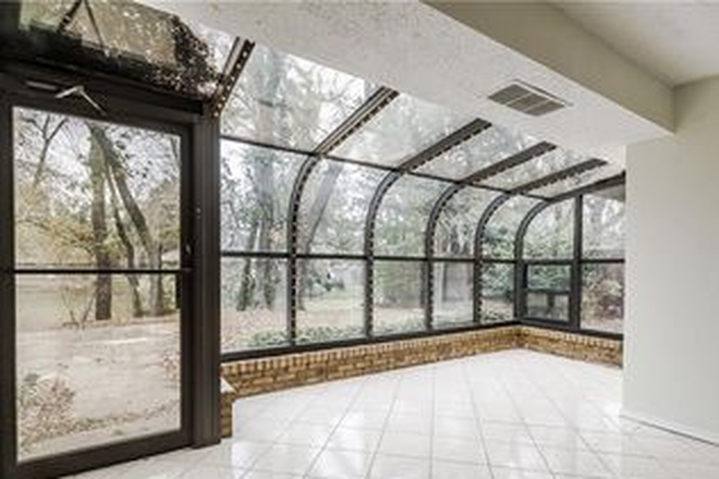 Sunroom at the back of the house. - Private house close to campus
