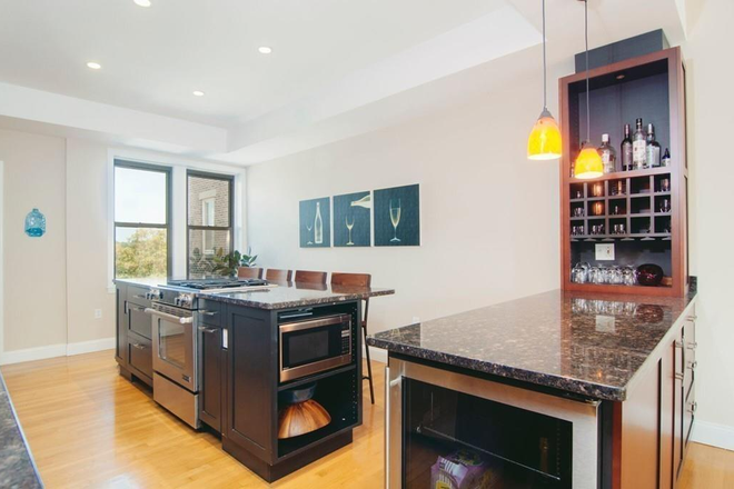 Call NOW for showings! 617-236-8600 - COMM AVE - MODERN 5BR CONDO NEAR BC AVAIL *9/1/2027* W/ 2.5 BATH, W/D IN UNIT, GRG RNTL PRKNG, A/C