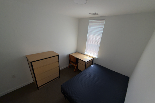 Elevated view of full room from front door - (SIGNING BONUS) Sublet South Campus Commons 5 Apartments