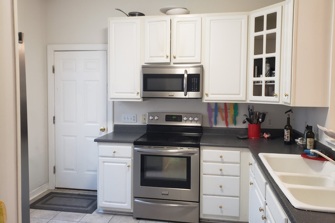 Kitchen - 1 room available in nice 3br, 2 bath, Carleton Place Townhome. 300 ft from UNCW. Avail June