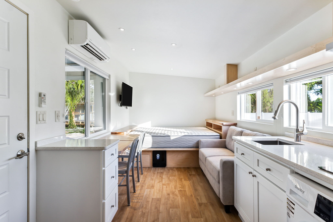 Open Layout with Queen Bed, Smart TV, Couch, Flip-Tables - Private Unit with Screened Porch Duplex